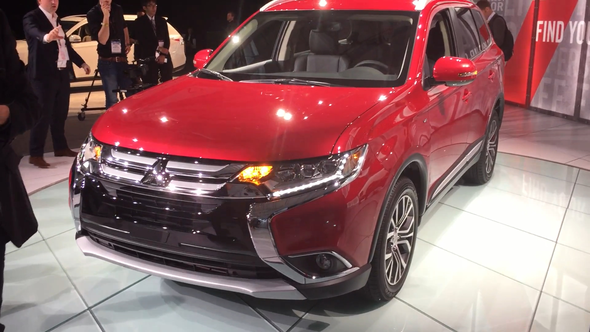 2016 Mitsubisi Outlander Walkaround | 2015 NYIAS | Autoblog Sort Cuts