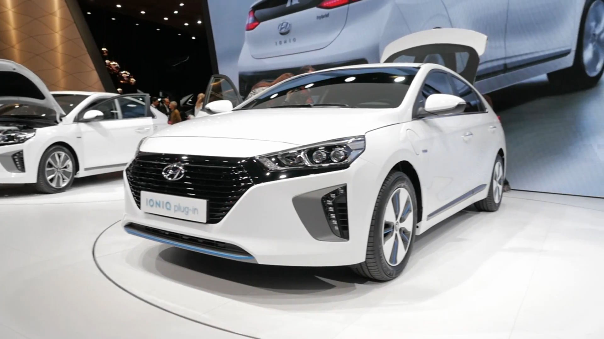 2017 Hyundai Ioniq | 2016 Geneva Motor Show | Beauty-Roll