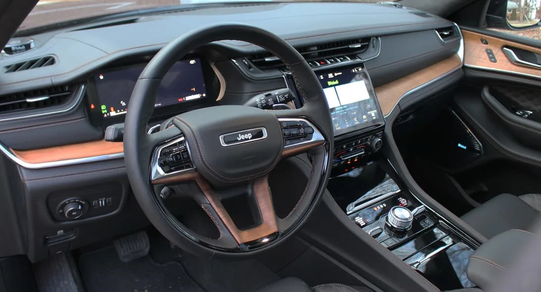 2022 Jeep Grand Cherokee L Summit dash