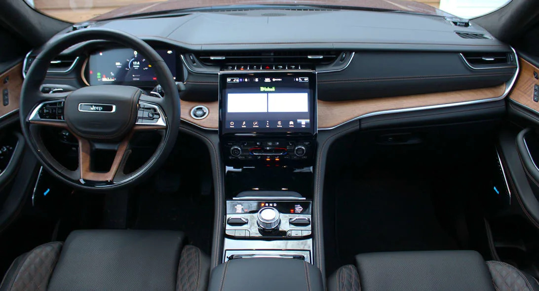 2022 Jeep Grand Cherokee L Summit dash