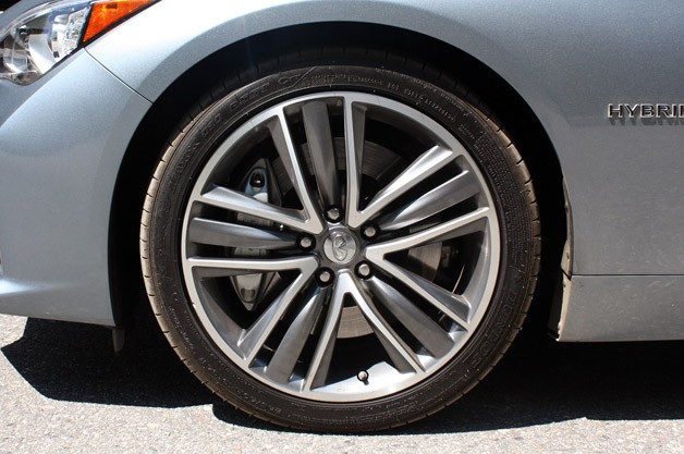 2014 Infiniti Q50 wheel