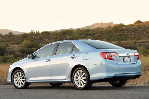 2013 Toyota Camry Hybrid rear 3/4 view